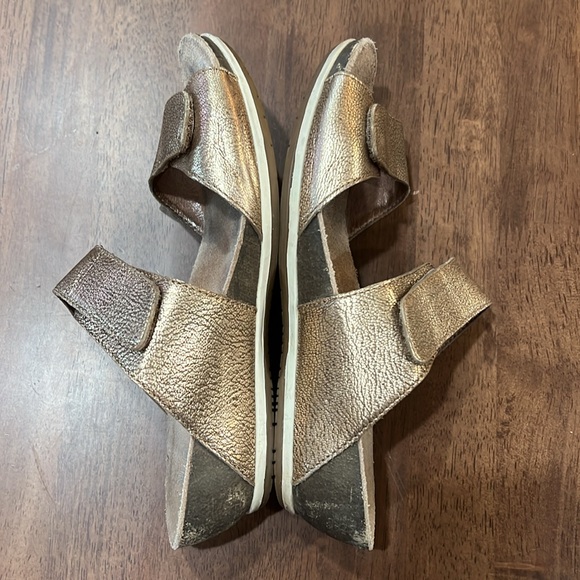 Dansko Vienna Gold Nappa Sandals. Size 37. US 6.5 - Picture 5 of 8